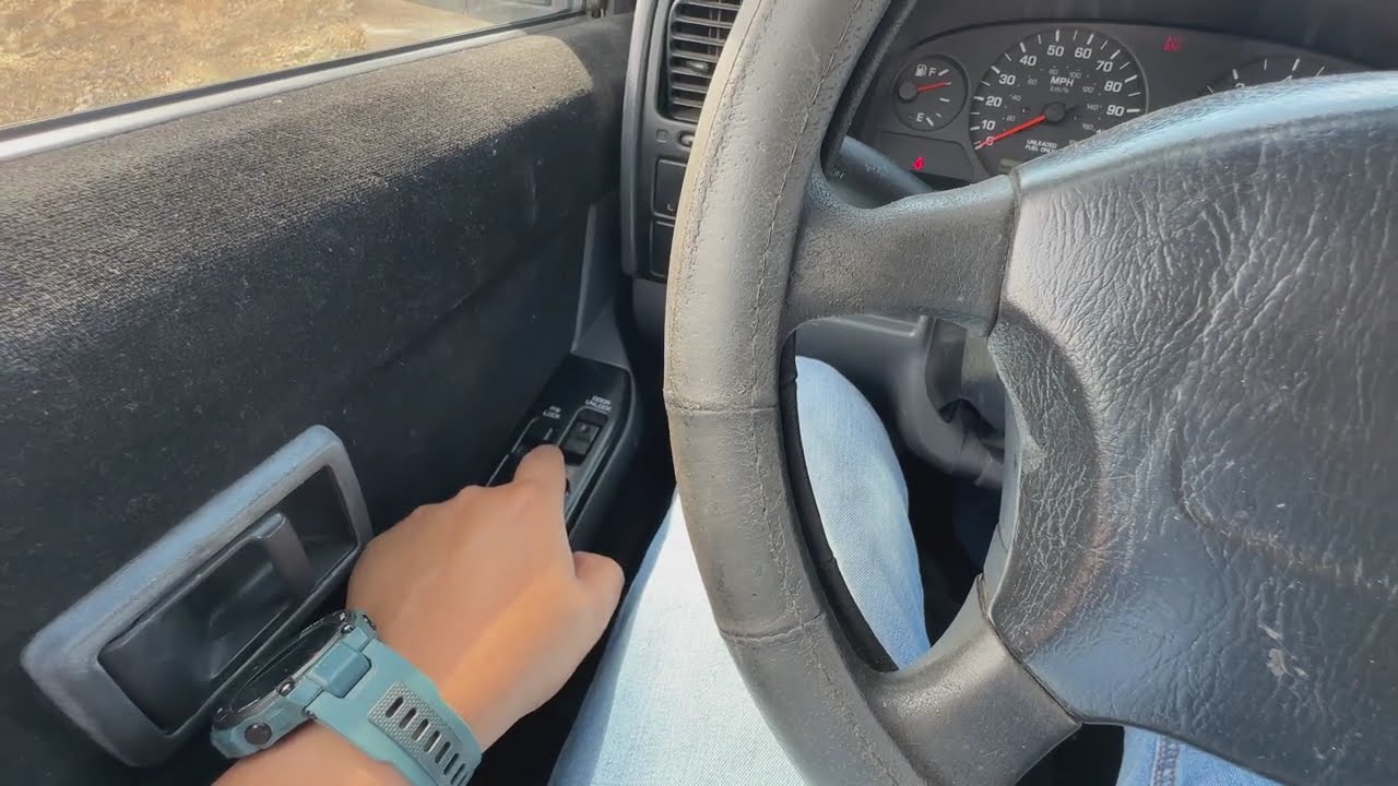 Vidrios automáticos, espejos y seguros de Pathfinder instalados en la D21 Pickup