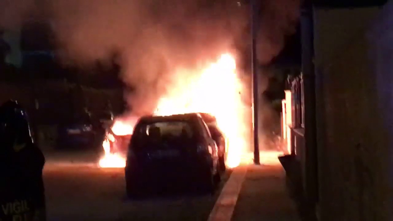 Casamassima, auto si ferma e prende fuoco: paura in via Montale.
