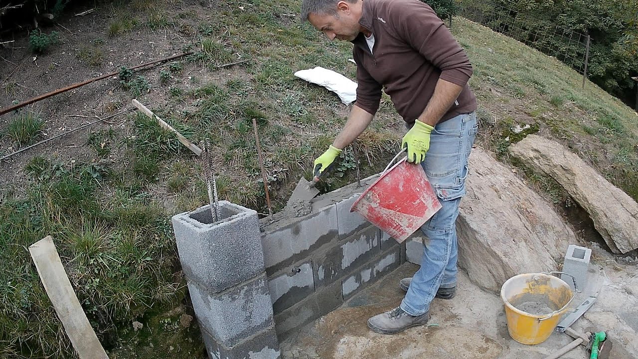 Muro di contenimento e mezza colonna sul nuovo piazzale della baita
