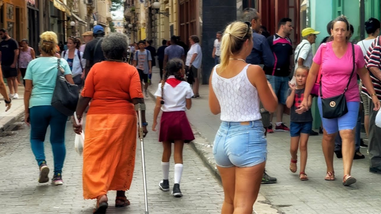 Las nuevas formas de JINETEAR EN CUBA | Hacen de todo por una recarga