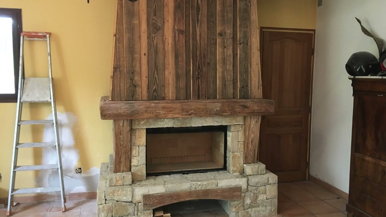 Installation cheminée ATREO en pierre hotte plaquage bois