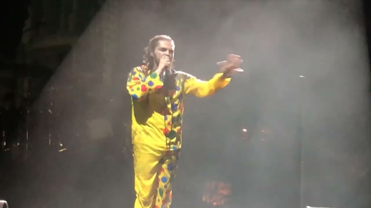 MCR live 2022, Berlin: Gerard Way talking about clown suit
