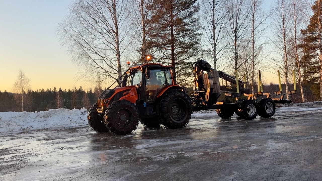 Köp Traktor Valtra N134 152hk Skogsutrustad med Twintrack och Palms 12t U-Ram Skogsvagn på Klaravik