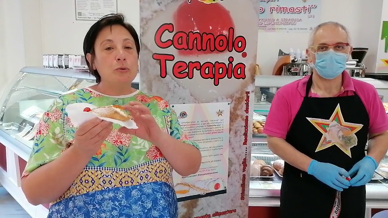 Video tutorial: How to eat a Sicilian Cannoli