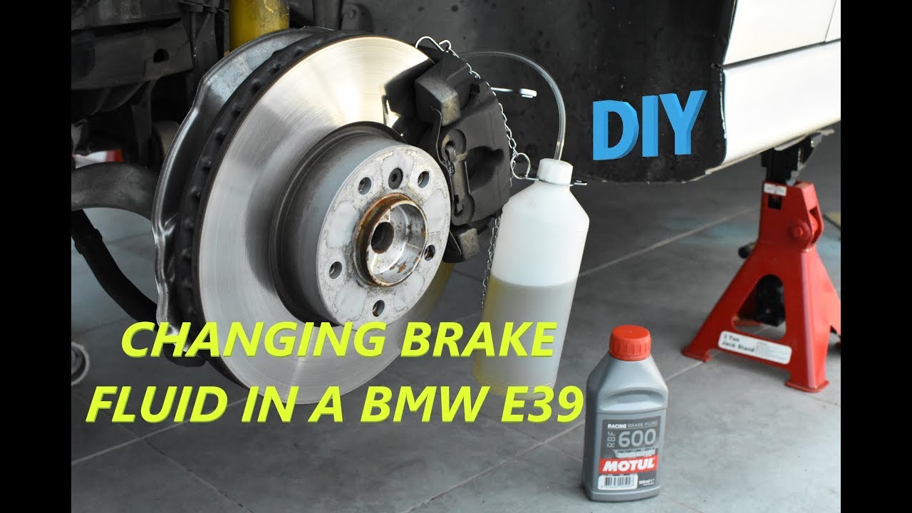 Changing brake fluid in a BMW E39