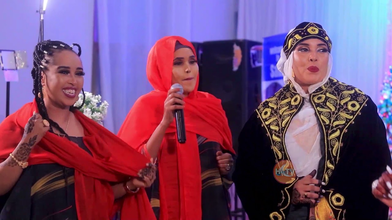 "Safiya Tusmo Bulshadu Waxay kuu garteen" waa hees caawa arooskii Safiyo Tusmo laga qaaday
