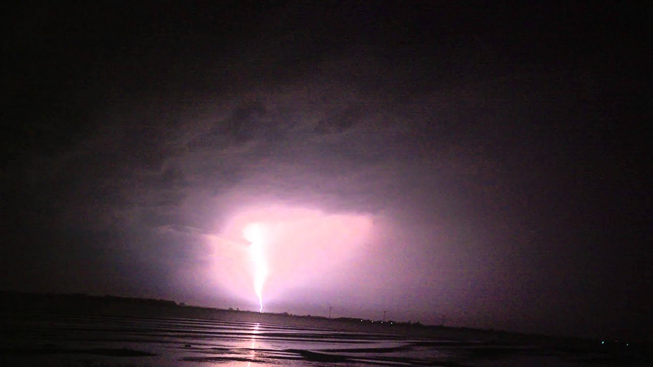 Top 10 bliksemontladingen/lightningstrikes 2014 (van Weervideos)