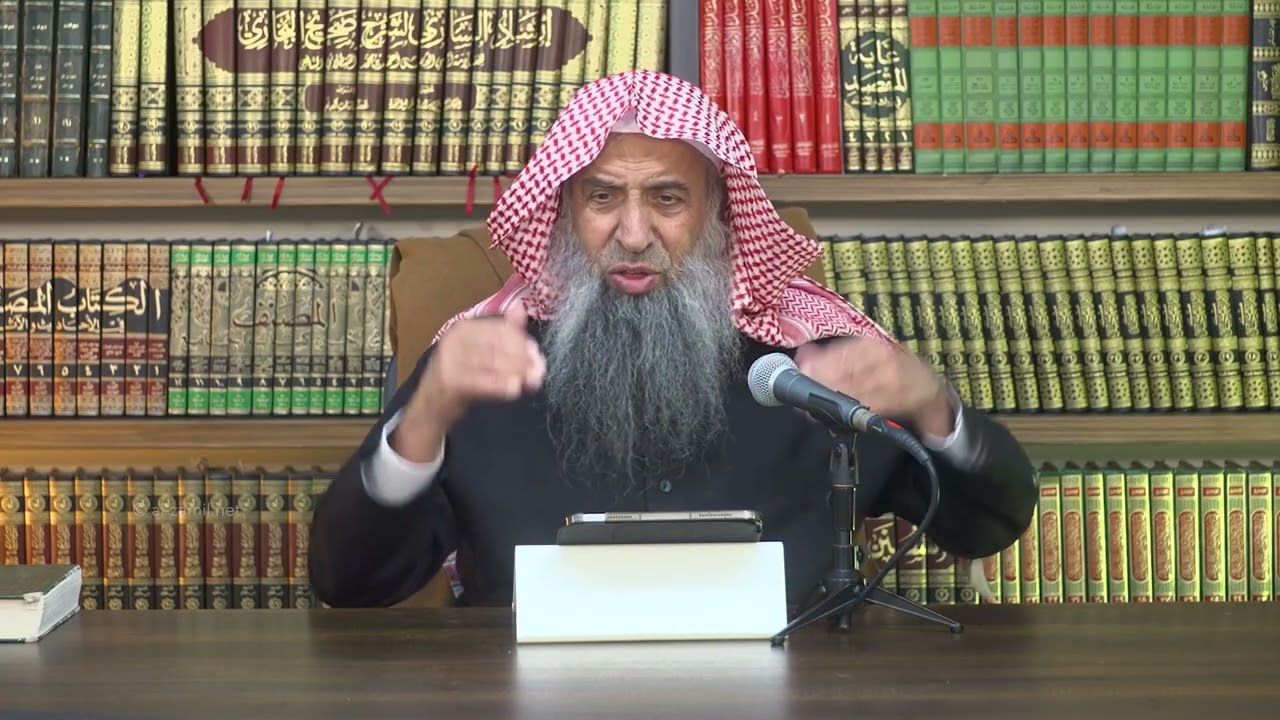 ما حكم النفث في الملابس أو مسح الجسد باليد بعد الصلاة؟