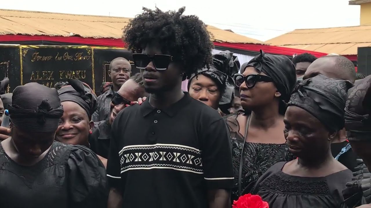 S@d💔 Kuame Eugene Cřÿ like Baby after seeing his father’s body Laying to rest today at Akim Oda