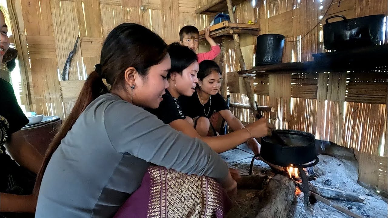 เที่ยวชนบทลาวจนไปเจอสาวงามบ้านป่าสี่คนกำลังขั้วเม็ดสาลีก้อเลยจีบสี่สาวในบ้านเค้าเลย