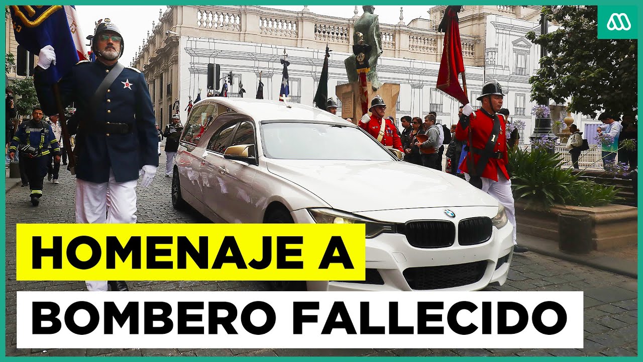 Bomberos homenajearon a mártir de la institución: Féretro pasó por fuera de La Moneda