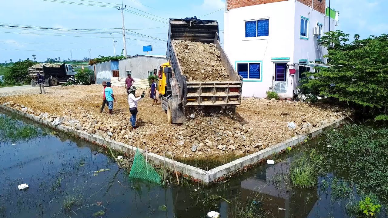 Complete the work of pouring rocks into flooded areas and garbage in the house site.