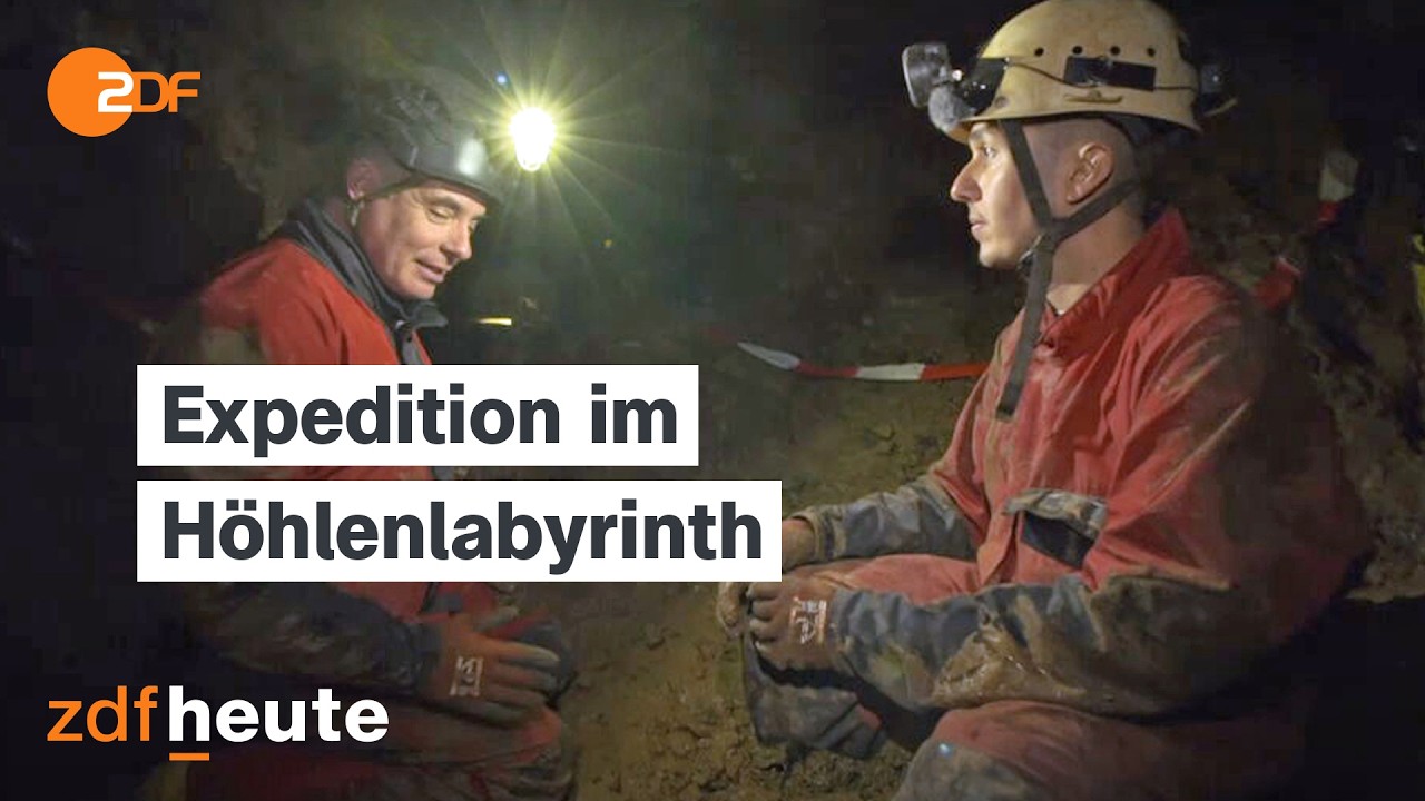 Исследователи изучают недавно обнаруженную сталактитовую пещеру.