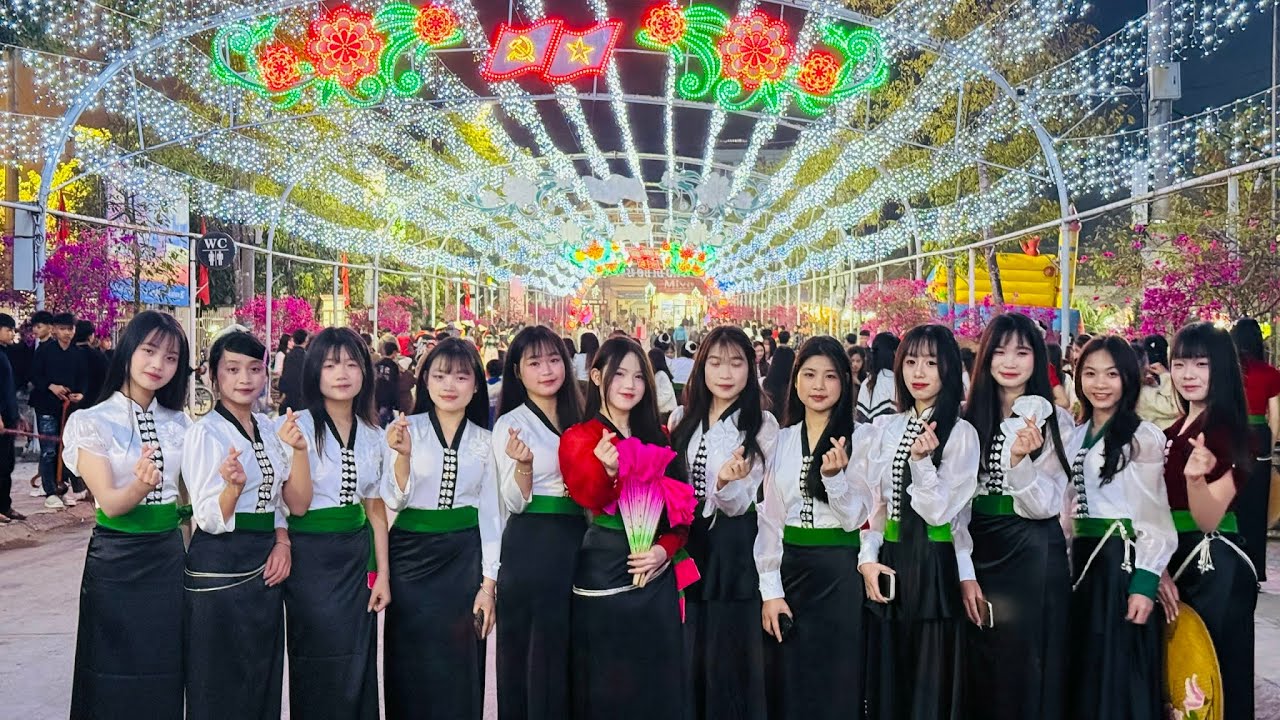 Than Uyên nhiều gái Thái xinh nhất Tây Bắc - Đi giữa một rừng Hoa