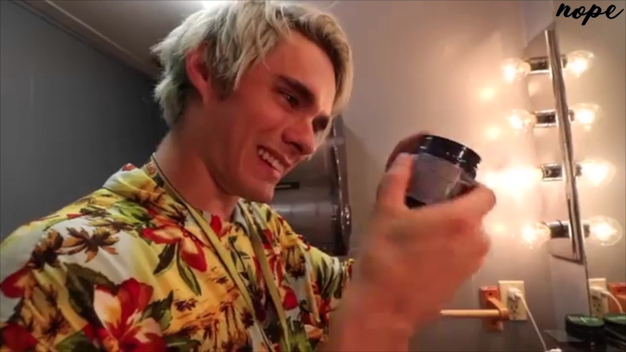 awsten dyeing his hair but everytime they say manic panic™ it speeds up