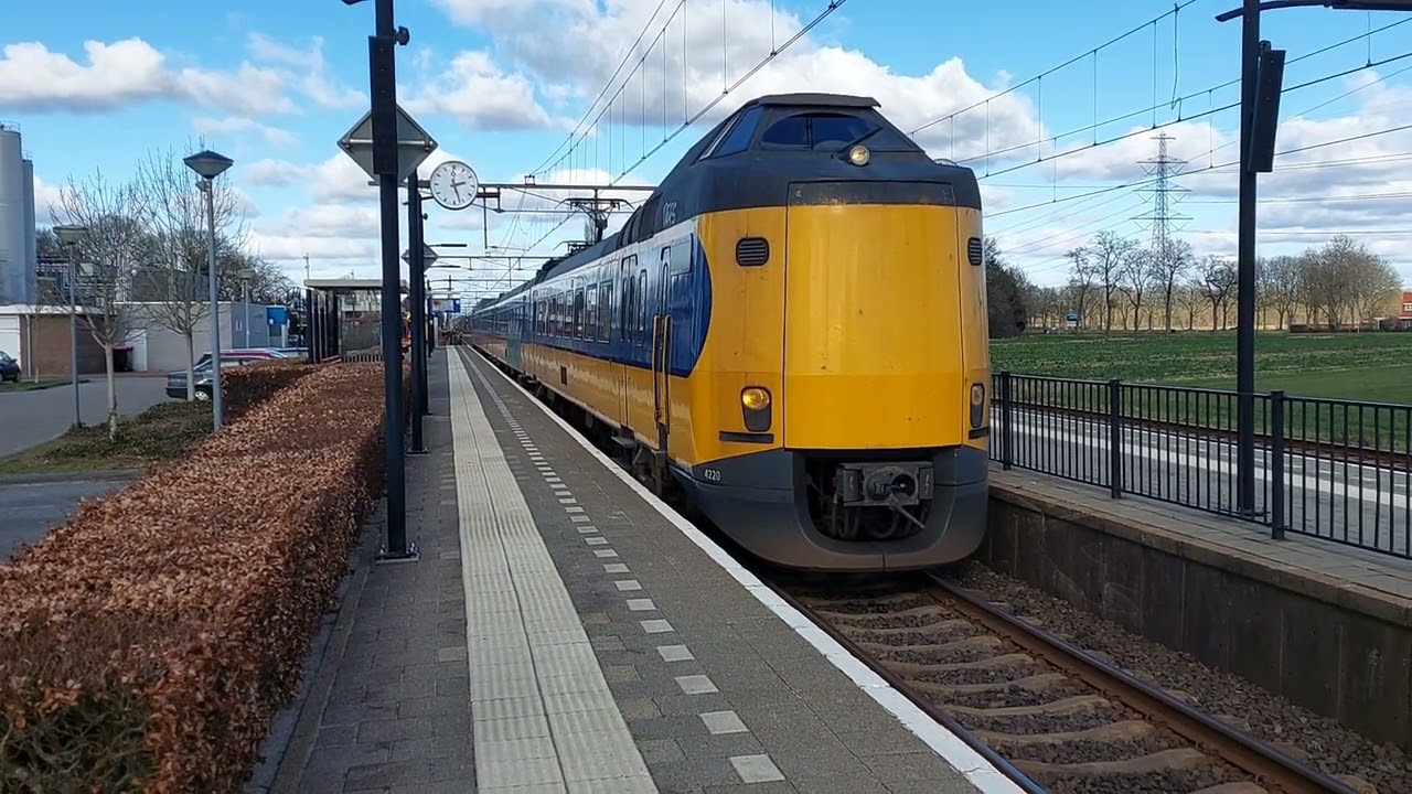 Stoppende En Doorrijdende ICM's Op Station Beilen.