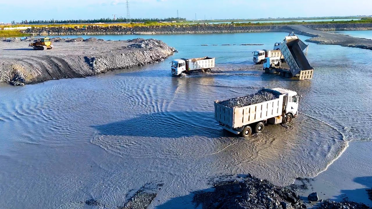 EP6,OMG!Land Was Slide But Fill Back By 25T Dump Truck Loading Stones With Komatsu SHANTU Push Stone