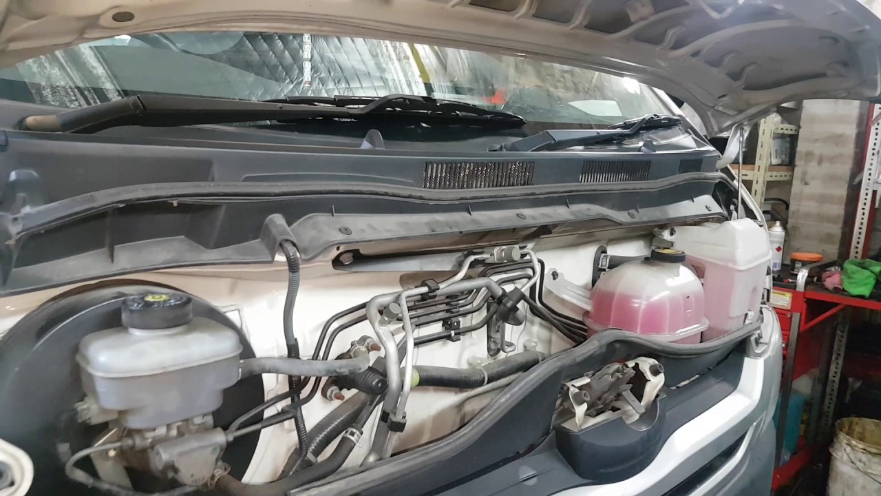 Buying a used Toyota Hiace Toyota Hiace 2007 problems radiator oil leaks TRH201R Hiace LWB 6.0