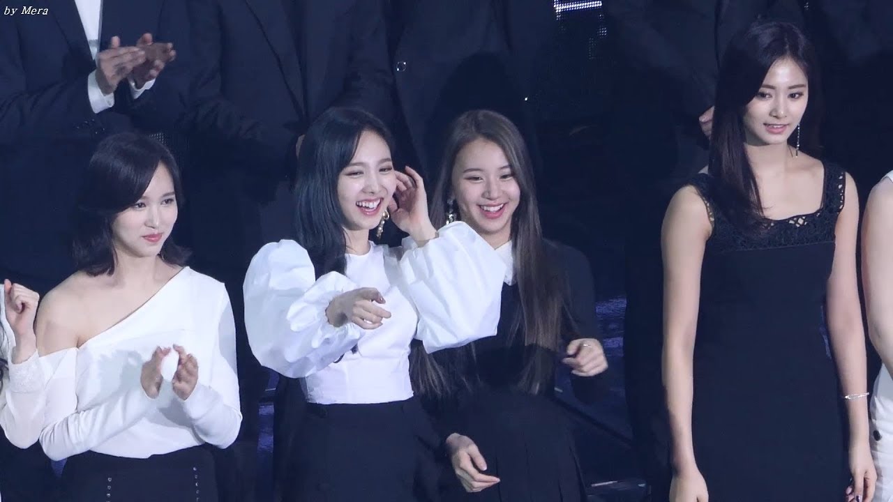 180214 트와이스 (TWICE) 전출연진오프닝 @MC다현 진행하는 모습보며 즐거워하는 직캠 Fancam (2018 가온차트어워드) by Mera
