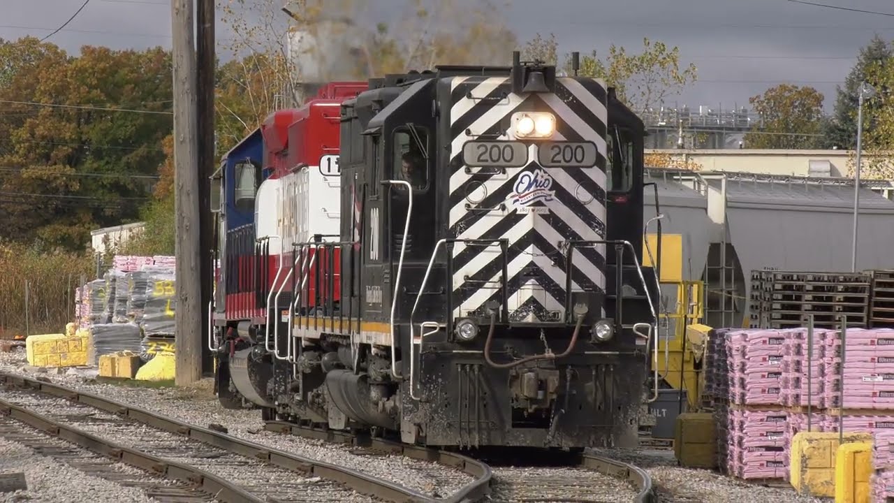 W&LE patriotic train with 1776 Semiquincentennial livery and 200 Ohio bicentennial GP35