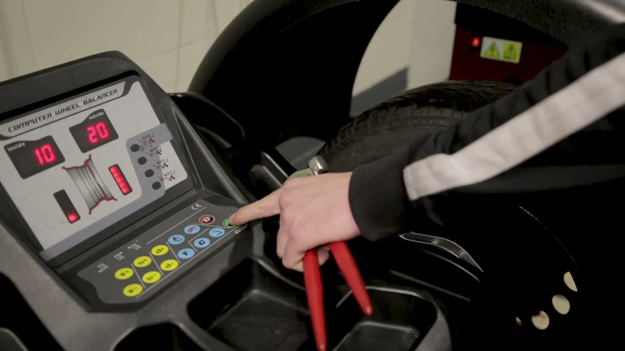 Calibrating your Wheel Balancer | Redback 800 24″ Manual Data Input Motorised Wheel Balancer