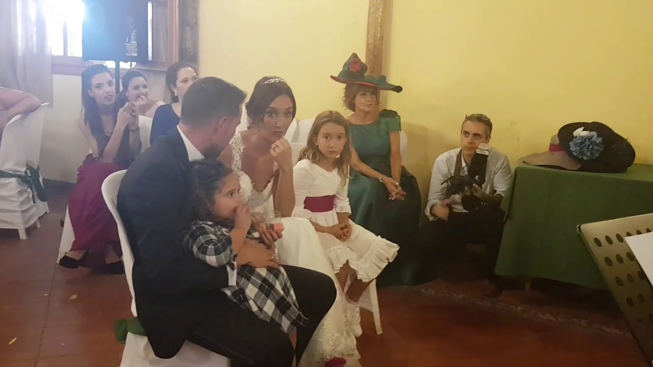 Boda de mi Macarena, mis niñas le cantan 