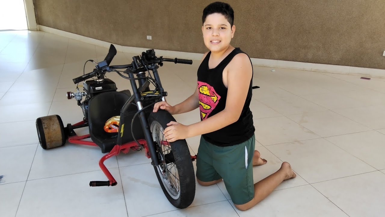 Como colocar pneu de trike motorizado !!!! #criancasemcelular #criancanocarnaval #criancafeliz 