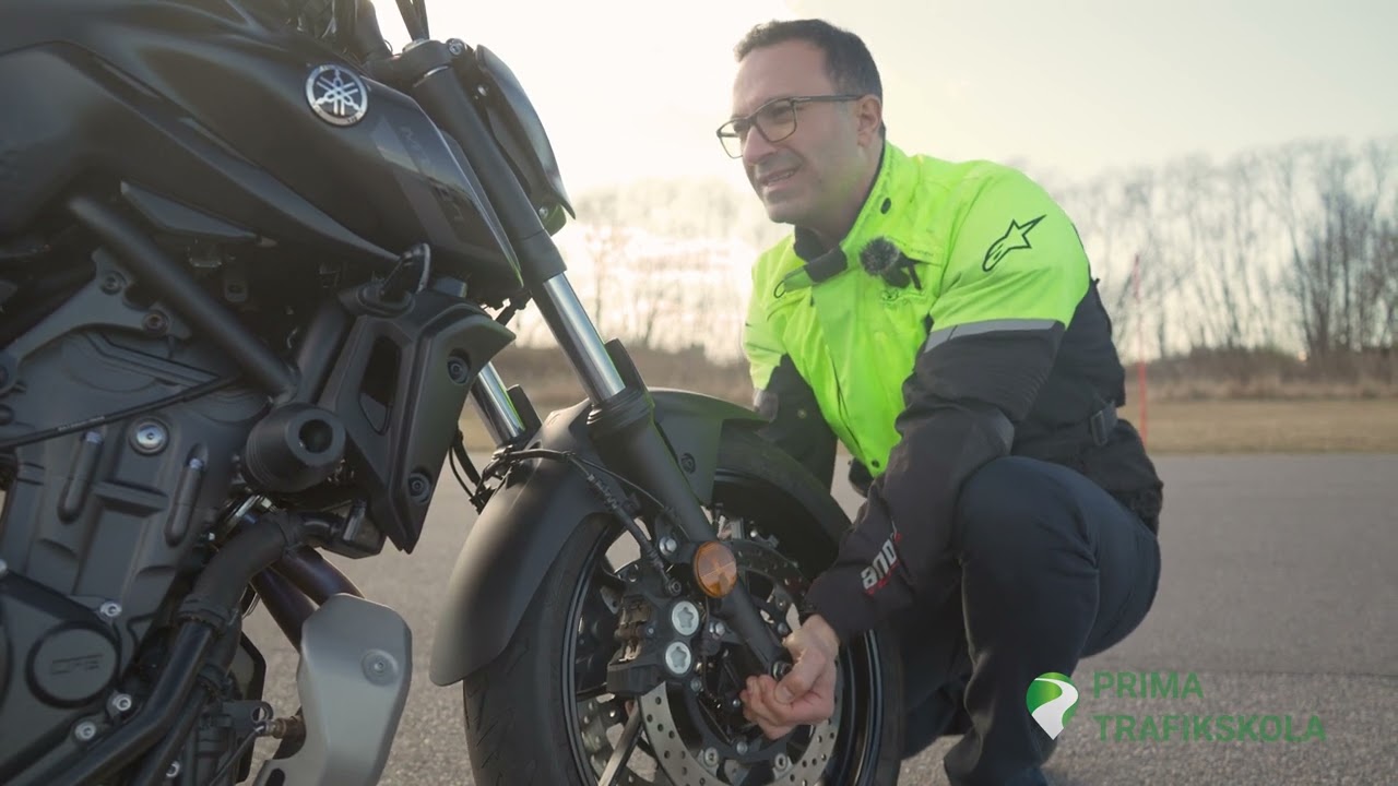 Häng med när vi utför säkerhetskontroll på motorcykel!