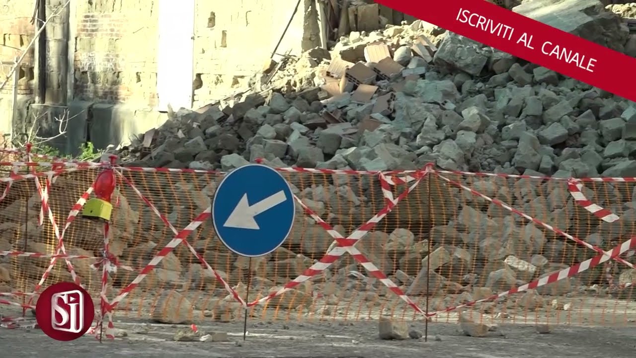 CROLLA UN PALAZZO A BAGNOLI, ERA A RISCHIO DA ANNI