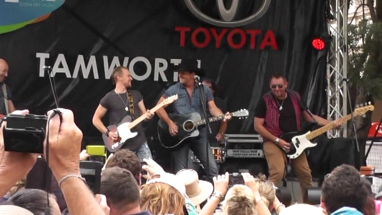 Lee Kernaghan on Peel Street - Tamworth 2017