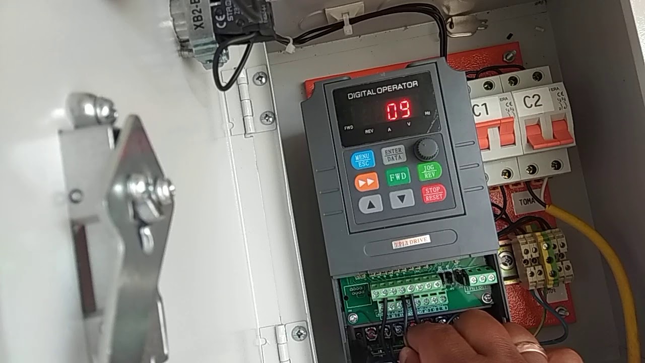 Variador de velocidad monofásico con salida trifásica YX3000 2S0022G