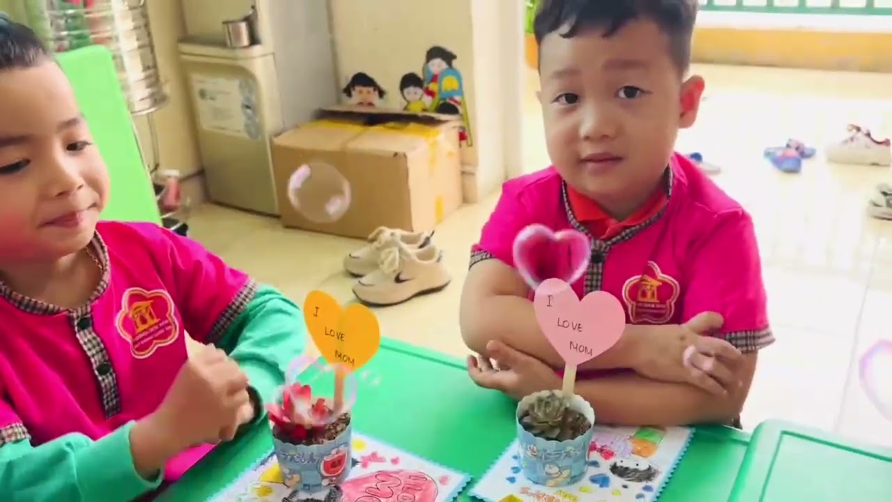 Hoạt động chào mừng ngày 8.3 của các bé lớp 4 tuổi C