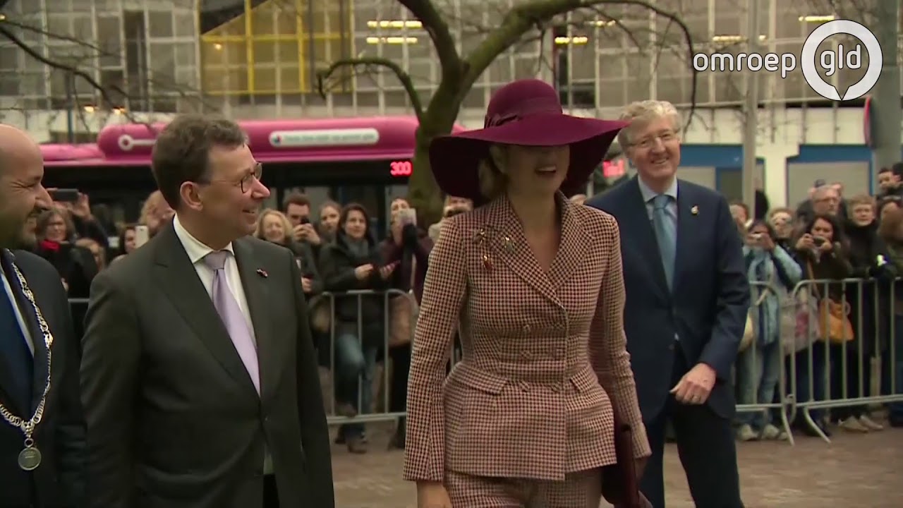 Koningin Maxima komt aan bij Musis
