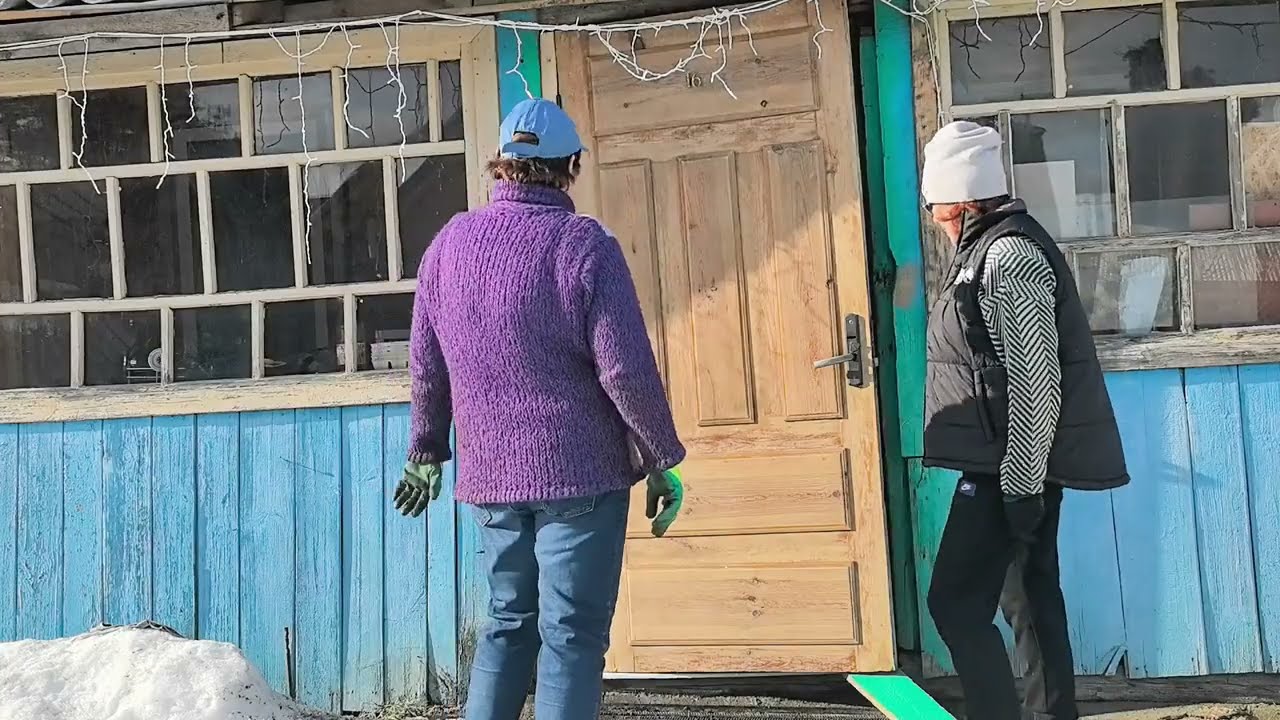 Меняем ооочень старую дверь на не очень старую! Мы справились!Всех женщин с днем весны!