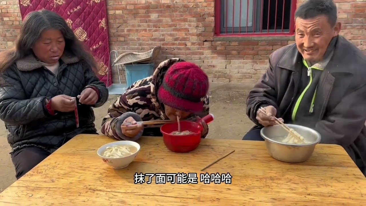 中午励志给他妈妈做的鸡蛋面条，看着比以前做的好太多了，老太太的饭量还可以。#我的乡村生活 #原创视频 #鸡蛋面条