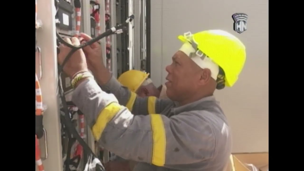 Continúan trabajos de instalación de baterías en parque solar del Cotorro.