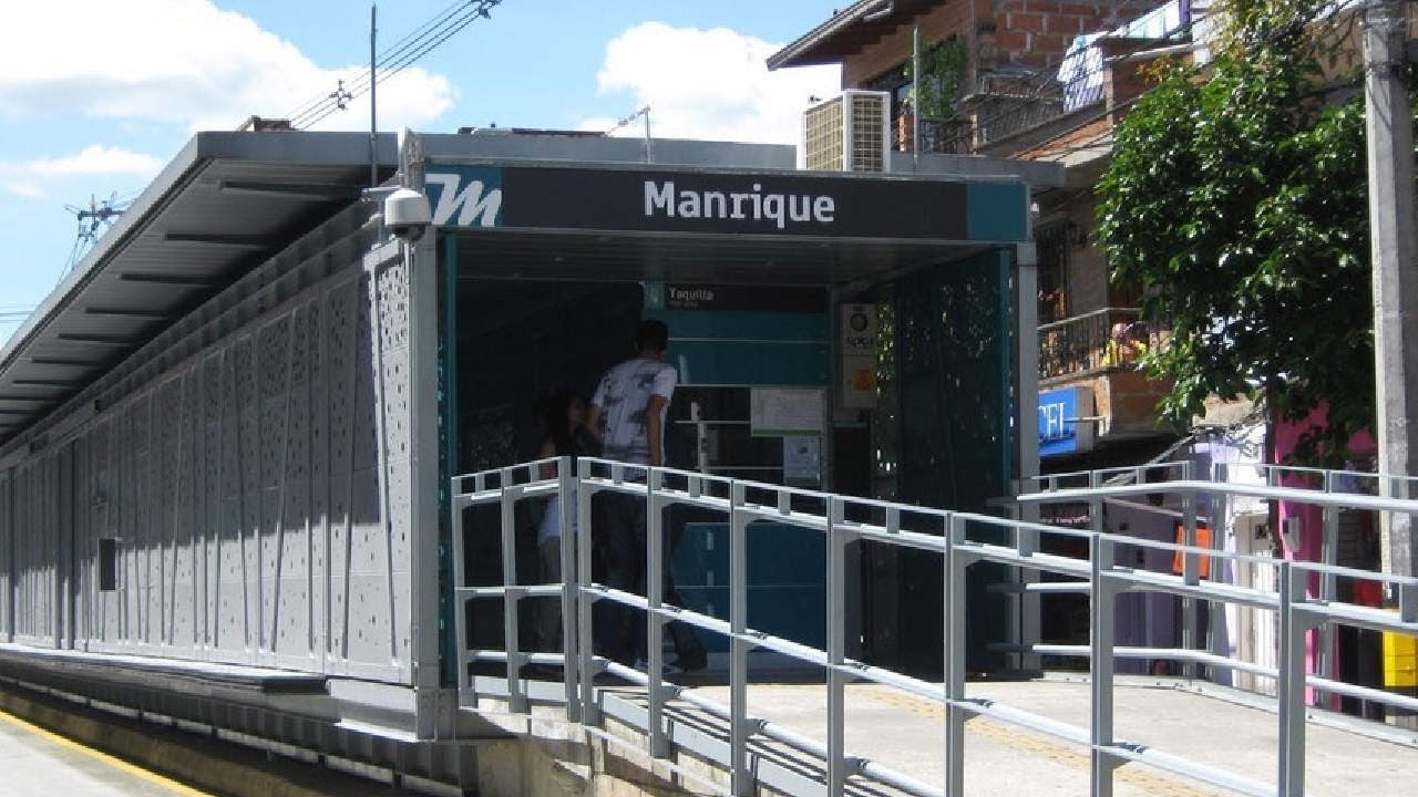 Dos heridos en accidente de motos con Metroplús en Manrique la 45