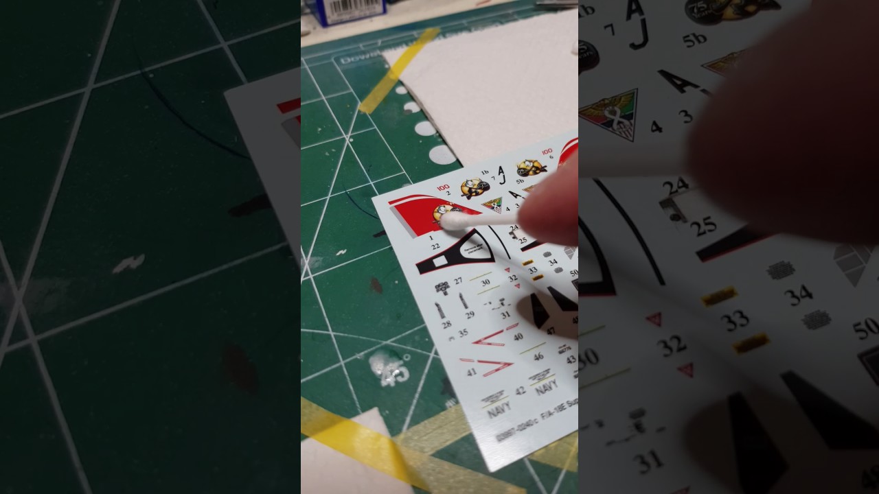Decals aanbrengen.