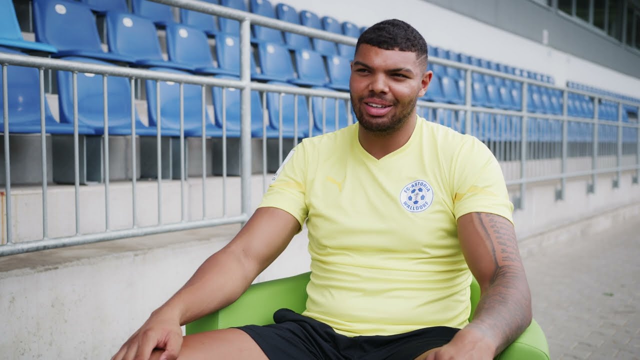 Profiboxer Emanuel Odiase trainiert Nachwuchsfußballer