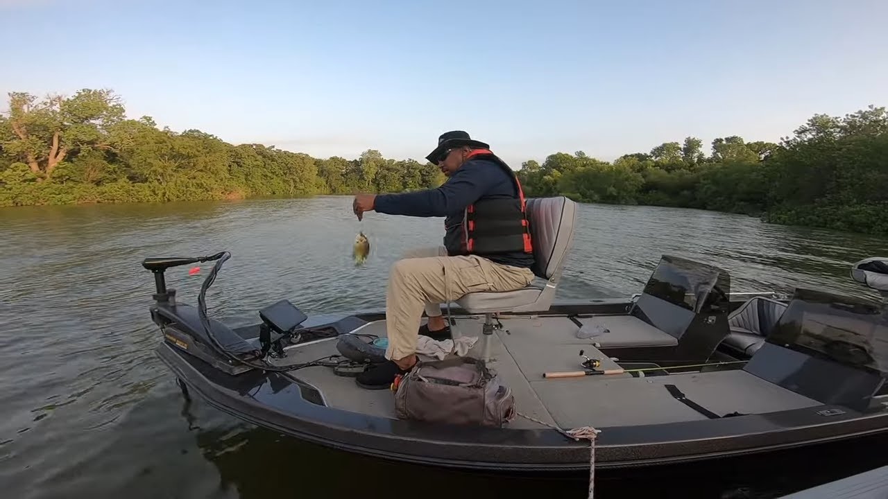 EXCITING Way To Catch Bluegill With Family. (Garmin Perspective View)