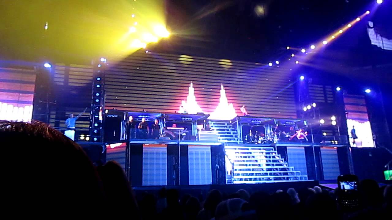 Beauty And A Beat Without Justin Bieber! (BELIEVE TOUR)