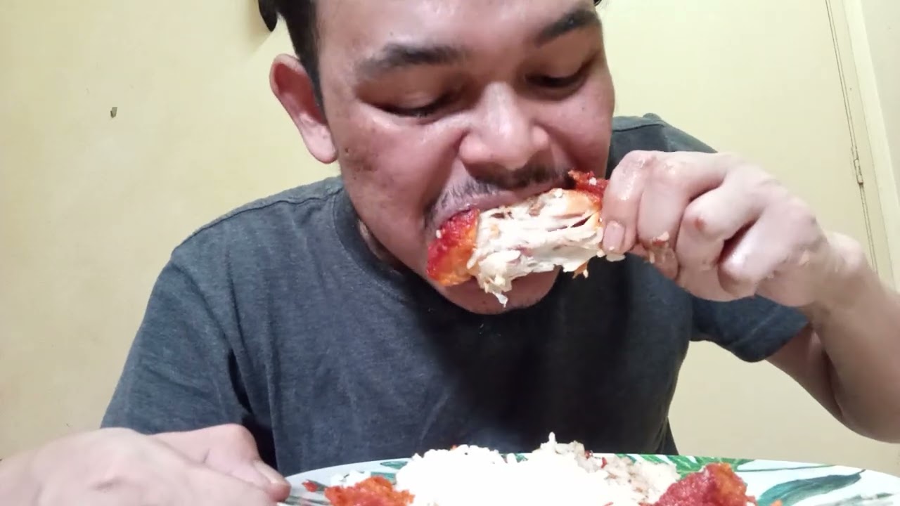 Kita hantam nasi,sayur  pare dengan ayam goreng?? 