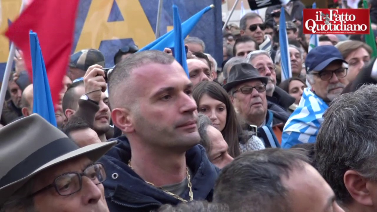 Roma, Brunetta contestato nella piazza di Salvini e Meloni. Fischi e urla: 
