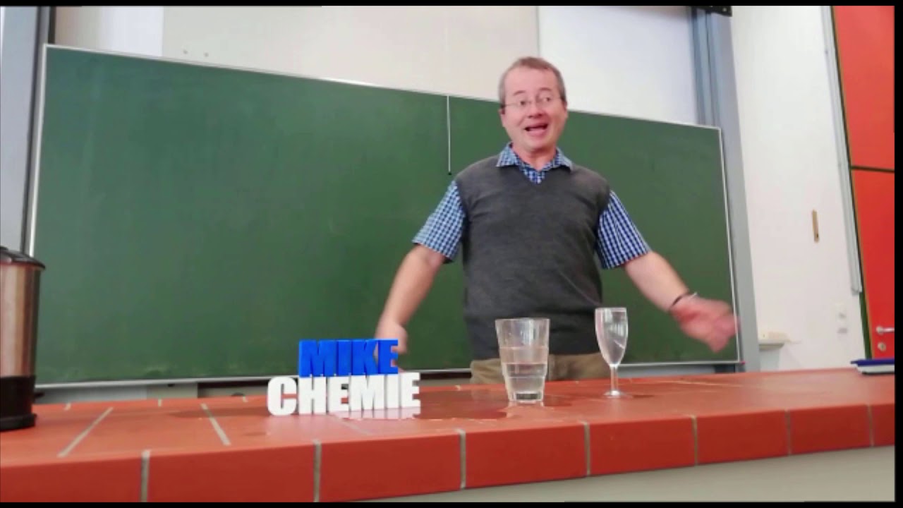 Glas und hei&szlig;es Wasser