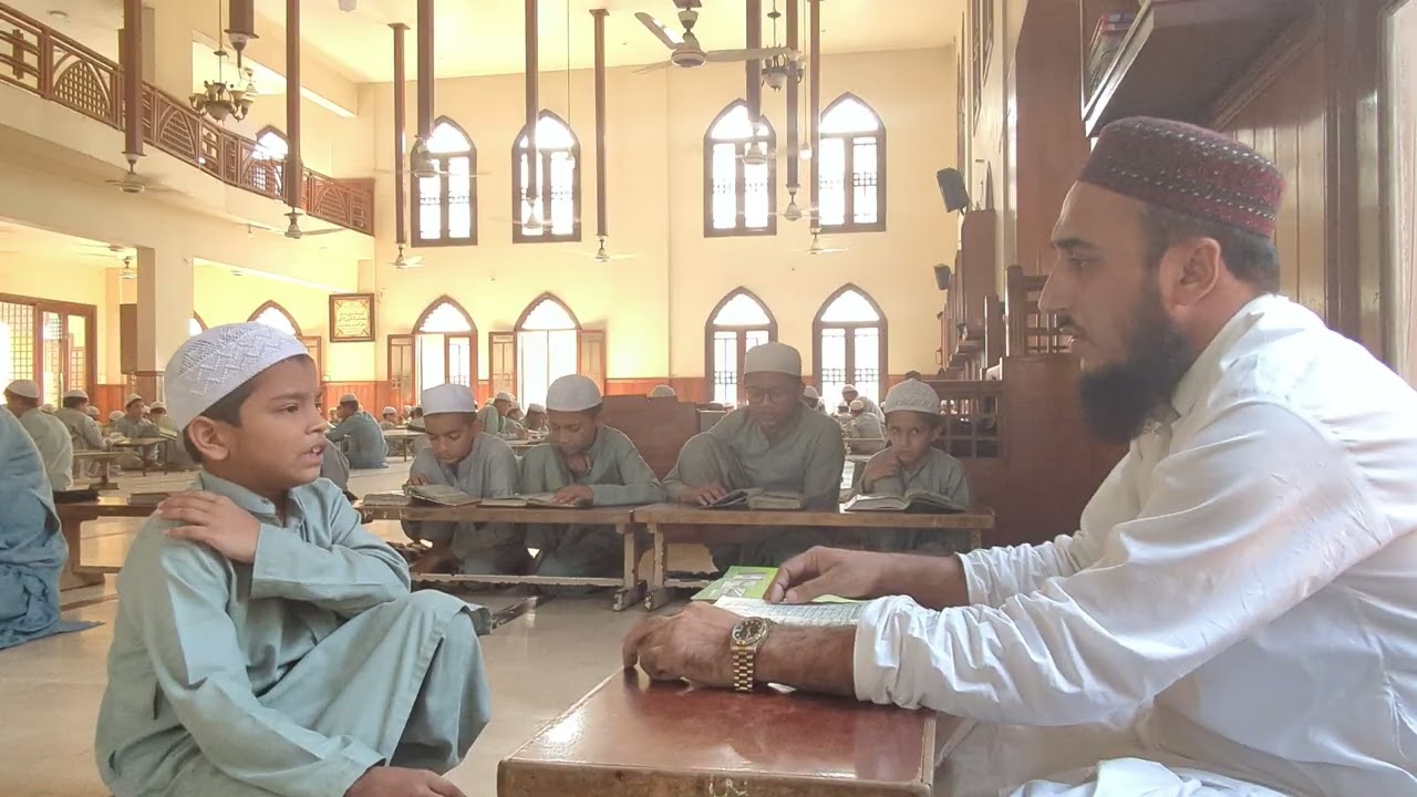 ادارہ معارف القرآن ایوب گوٹھ برانچ شعبہ حفظ کا طالب علم اپنے استاد محترم کو یومیہ سبق سناتے ہوئے 