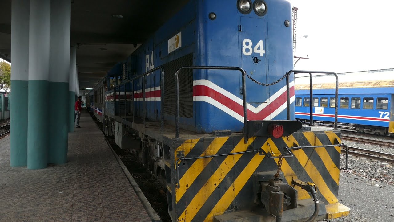 INCOFER Tren Interurbano departs Estaci&oacute;n Pac&iacute;fico with a GE U11B leader