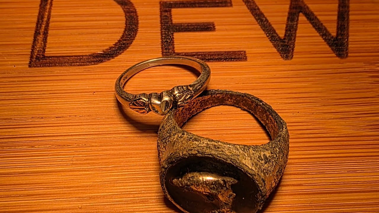 Finding jewelry and coins metal detecting!!