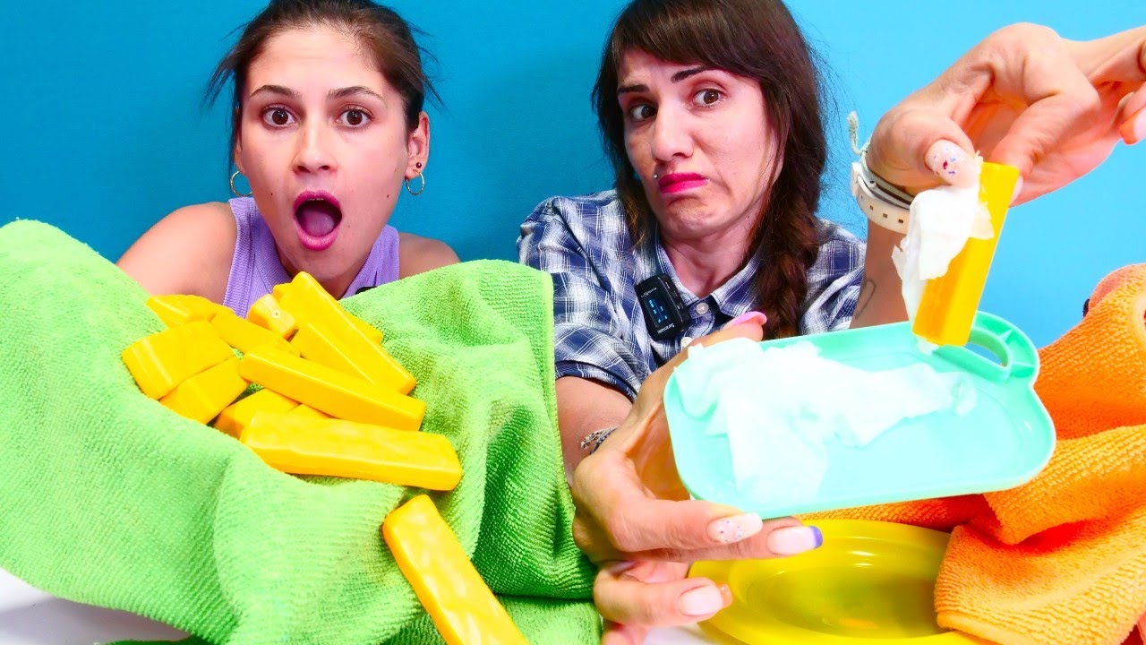 Ev arkadaşı Ayşe ve &Uuml;mit patates kızartırken yağ s&uuml;zme tekniğini keşfediyor! Evcilik oyunları