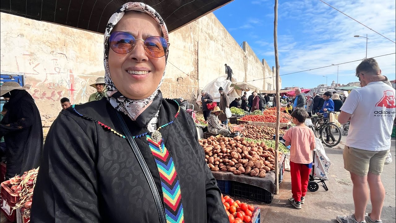 موت الضحك مع ماما🤣جوطية السوق الأسبوعي لمدينة الصويرة. Essaouira Mogador Thrift market Souk Tour