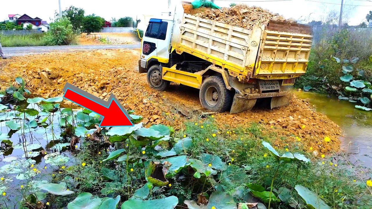 Nicely Start New Landfill!! Transforming a Landfill Dumping & Dozer in Action!